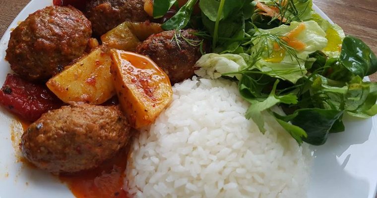 Kartoffeln, Paprika und Köfte mit Reis und Salat
