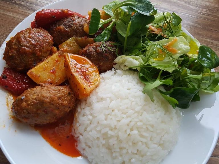Kartoffeln, Paprika und Köfte mit Reis und Salat – Sunas glutenfreie ...
