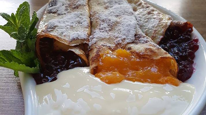 Glutenfreie Pfannkuchen mit Mandarinen-Johannisbeer Füllung und Vanillesoße